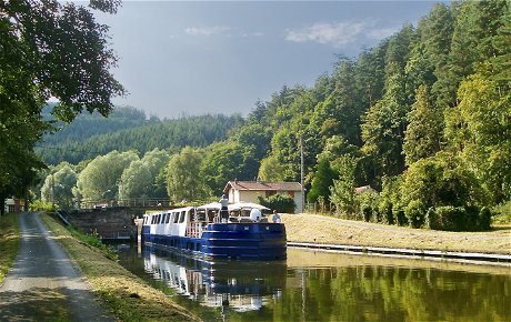 Cruise along the Burgundy River