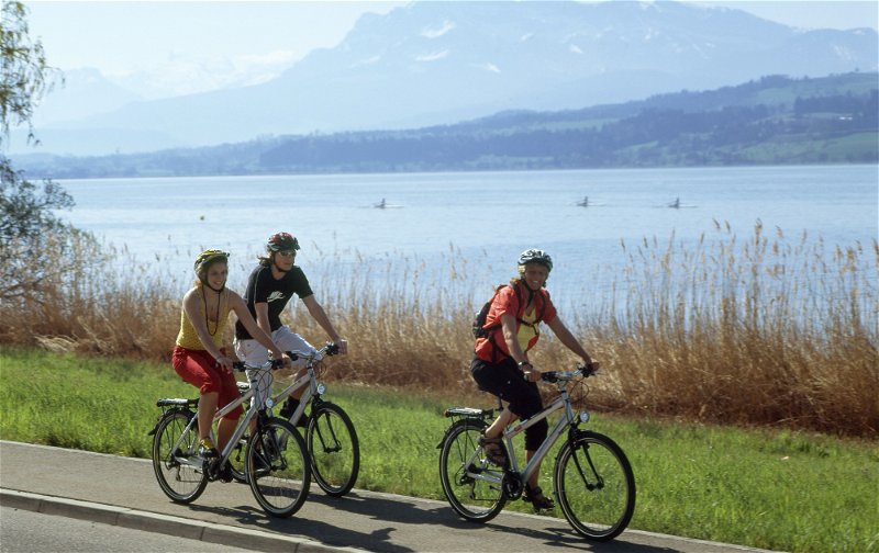 Enjoying the great cycle paths Switzerland has to offer ©Christof Sonderegger